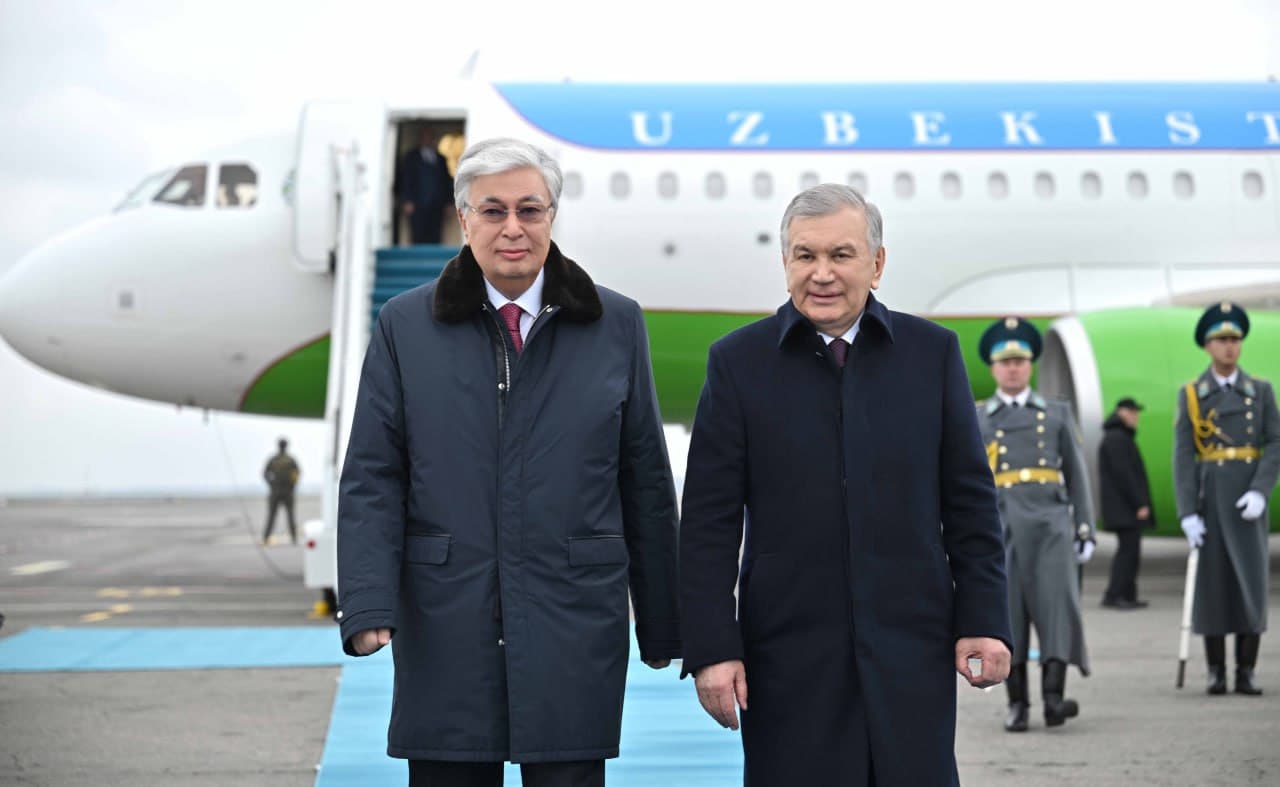 Тоқаев Алматы әуежайында Мирзиёевті қарсы алды