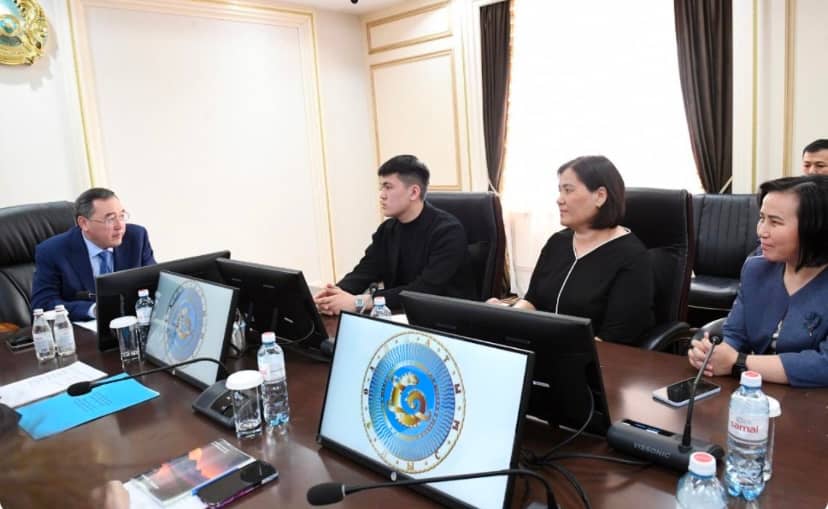 Алматы облысының әкімі Марат Сұлтанғазиев ҰБТ- да ең жоғары бал жинаған түлек Санжар Қуандықпен кездесті