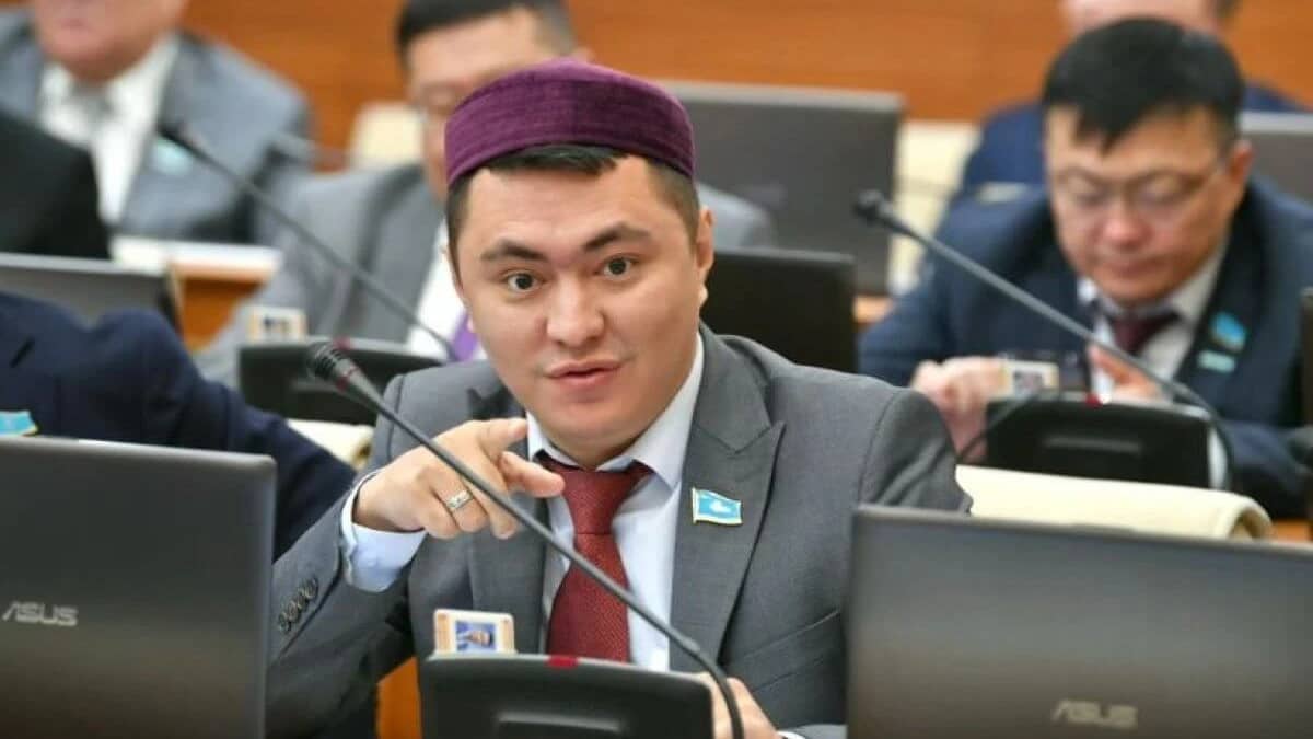 Дәулет Мұқаев оқушыларға жасанды интеллектті қолдануға тыйым салуды ұсынды