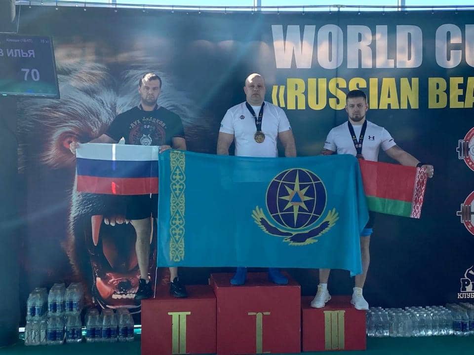 Көк туды көтермеді: Ресейде чемпион атанған қазақстандық оқытушы тұғырға өзгертілген ту алып шықты