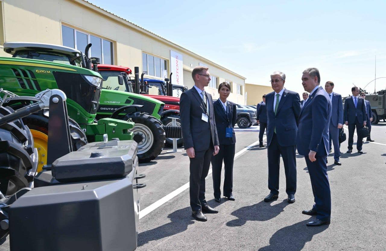 Тоқаев пен Бердімұхамедов Түркістан облысының өндіріс ошақтарын аралады