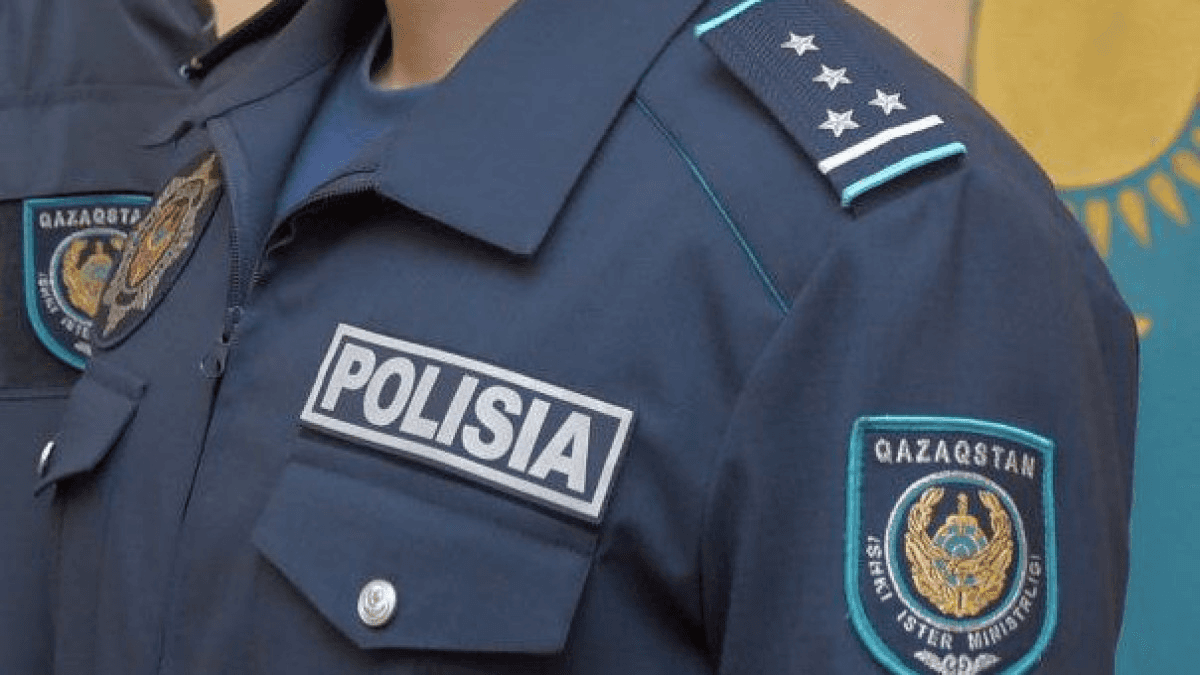 Блогерлерден 200 мың теңге пара алған полицейлерге іс қозғалды