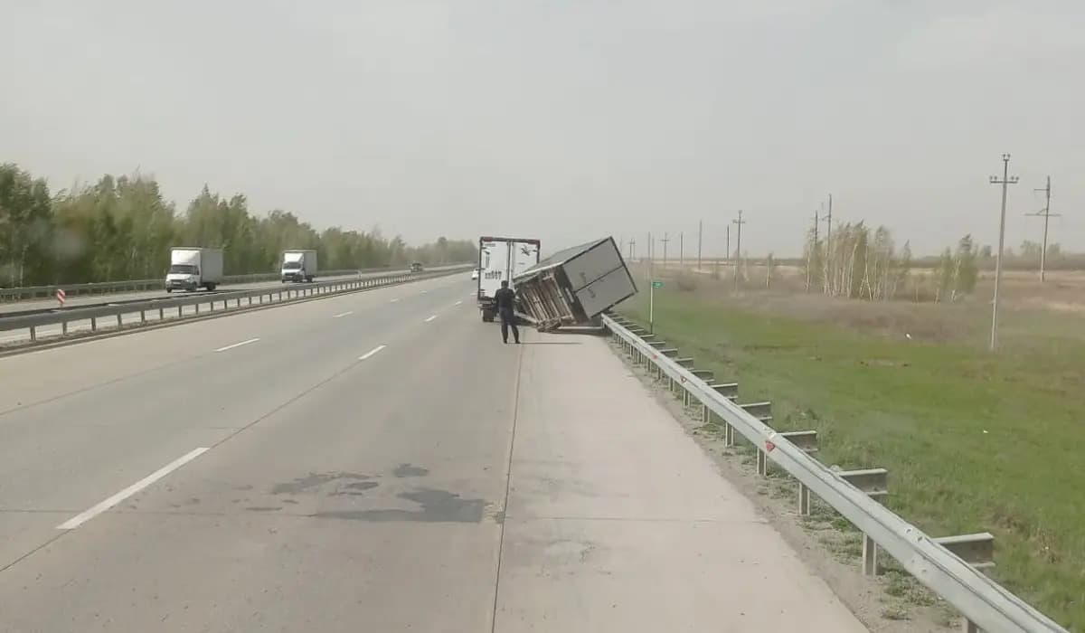 Дауыл жүк көлігін аударып жіберді - Ақмолада апатты жағдай болды
