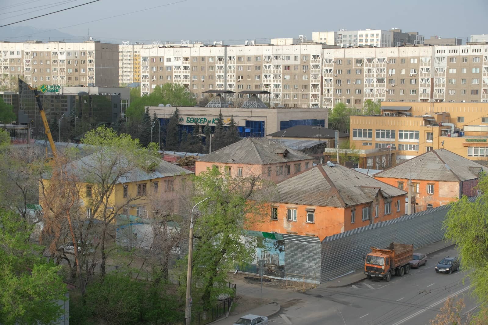 Алматы әкімі Ерболат Досаев Түрксіб ауданындағы 586 ескі үйді реновациялау жоспары туралы айтып берді