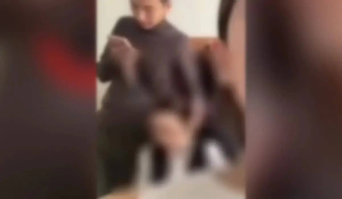 Семейде мұғалім оқушы қыздың беті-мойнынан ұстаған - видео жарияланды