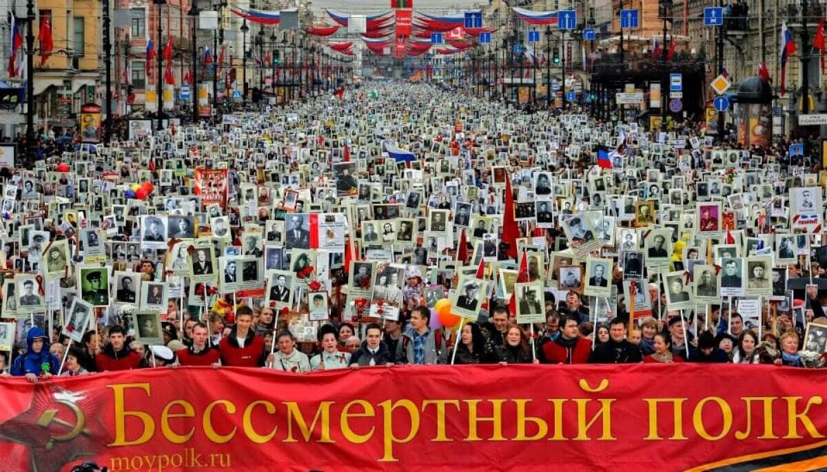 Адамдарды «Бессмертный полк» акциясына ақшамен шақырғандардың артында кімдердің тұрғаны белгілі болды