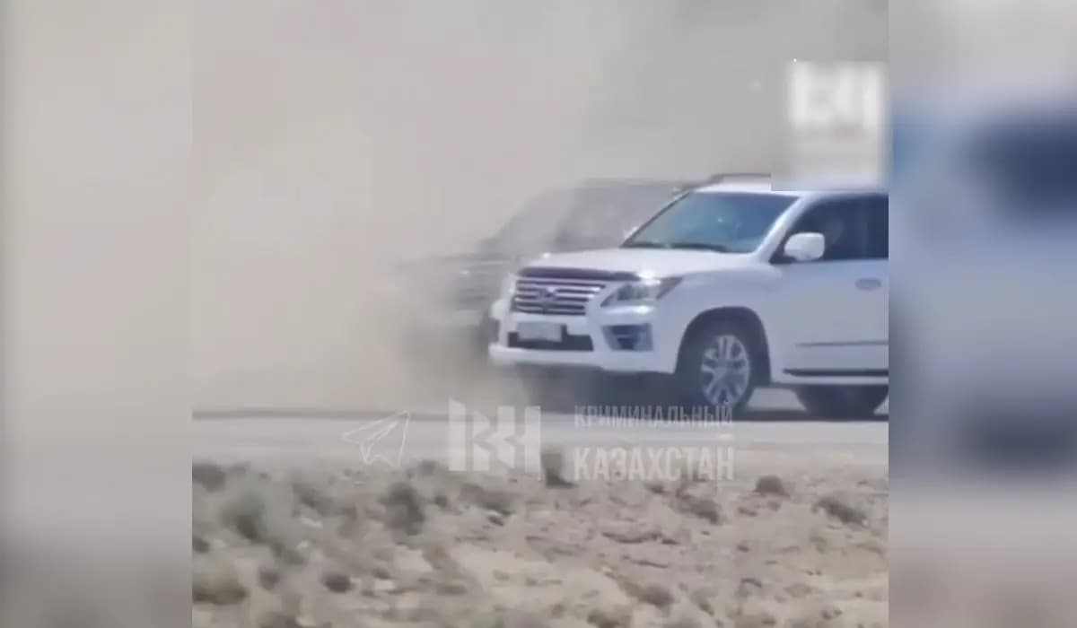 Жаңаөзенде түлектер мінген Lexus көлігі жол апатына ұшырады – зардап шеккендер жоқ