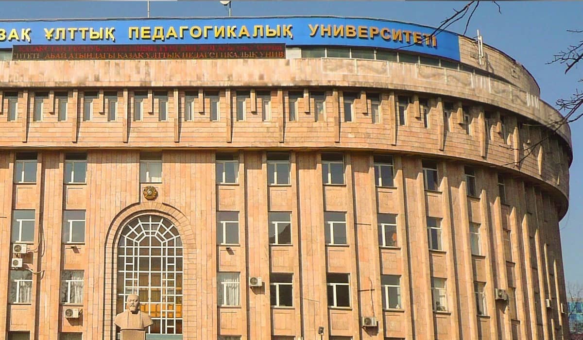 «Еркектерге бас иіп жүр, дауыстап сөйлеме»: Абай атындағы университет студент қыздардың еркіндігін шектемек болған