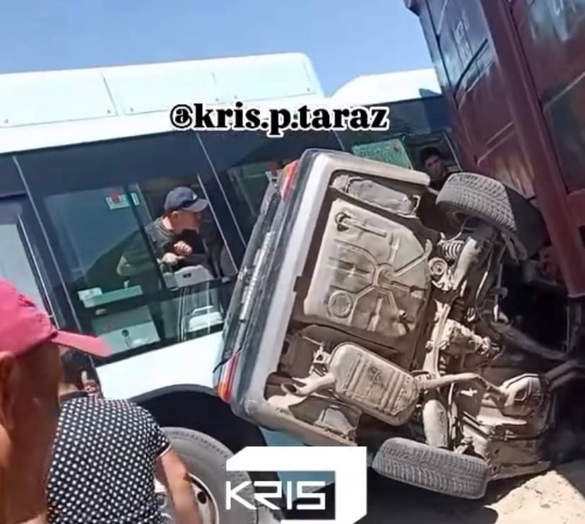 Тараздағы жол апатынан жеңіл көлік пойыз бен автобустың ортасында жаншылып қалған
