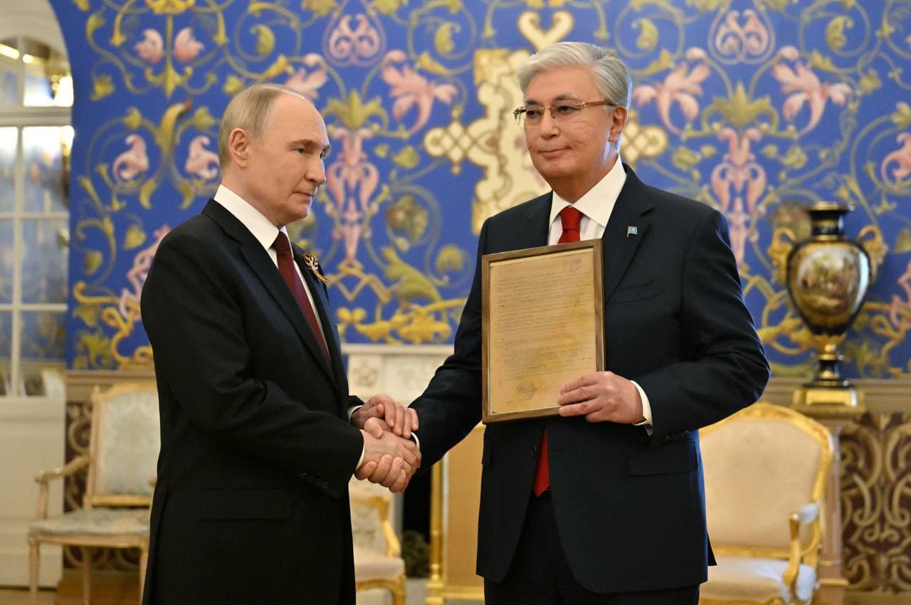 Путин Тоқаевқа архивтен табылған президенттің әкесіне берілген марапат қағаз бен кітап сыйлады