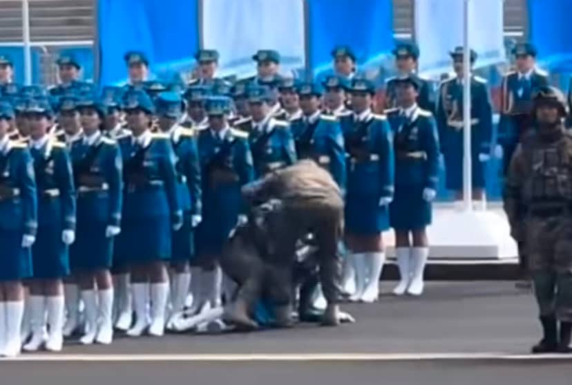 «Әй қыздар, Отанды өзіміз қорғай берейік»: шеруде есінен танған қызды екі офицер көтере алмады