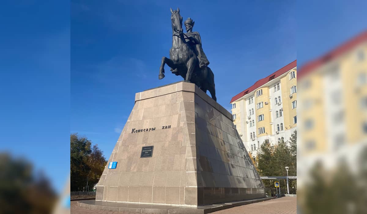 Садыр Жапаровтың дауы: Кенесары ханның ескерткіші Астанада қайта орнатылды