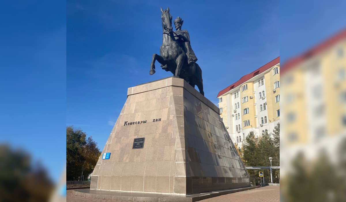 Садыр Жапаровтың дауы: Кенесары ханның ескерткіші Астанада қайта орнатылды