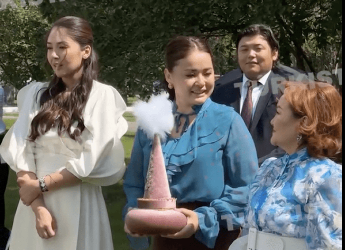 «Құдалық құтты болсын»: Мөлдір Мұқанова бұрын күйеуге тиіп, балалы болған актрисаға сырға салды