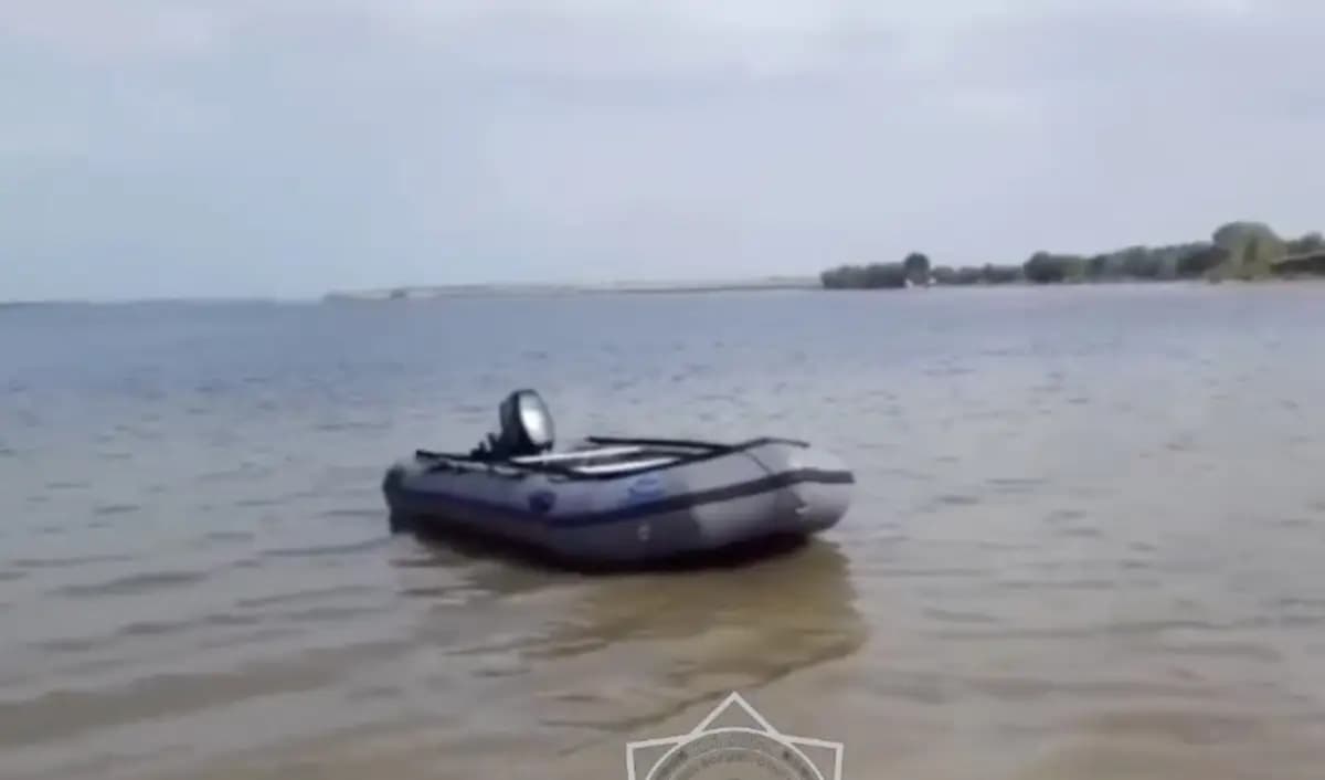 Үш баласын отырғызған: Абай облысында үрмелі қайыққа мінген бір отбасы өлімнен қалды
