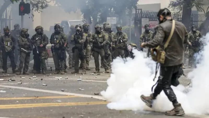 Әскерилер мен тұрғындар қақтығысты: Америкада Дональд Трапмқа қарсы ауқымды шеру басталды