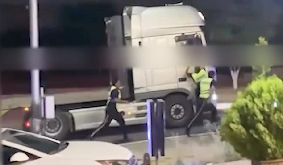 Ақтауда полицейлер мас күйде көлік жүргізген жүк жүргізушісін әрең тоқтатты