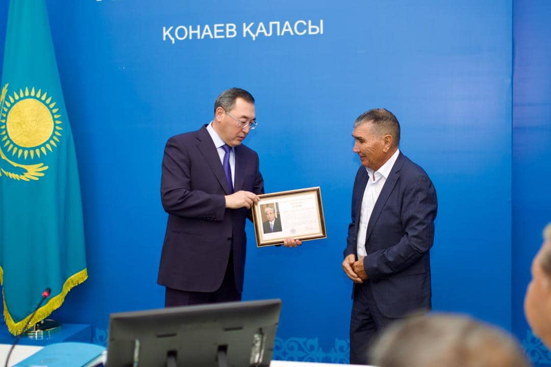 Марат Сұлтанғазиев кішкентай баланы иттен арашалап қалған азаматқа құрмет көрсетті