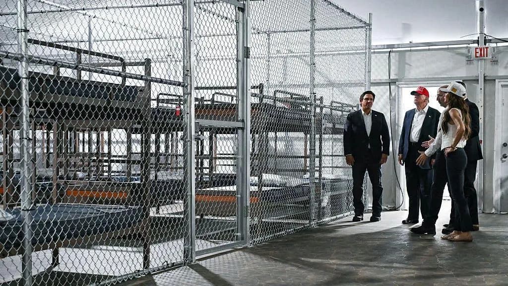 Қолтырауындар мен питондардың арасы: Трамп мигранттарға арналған түрме ашты