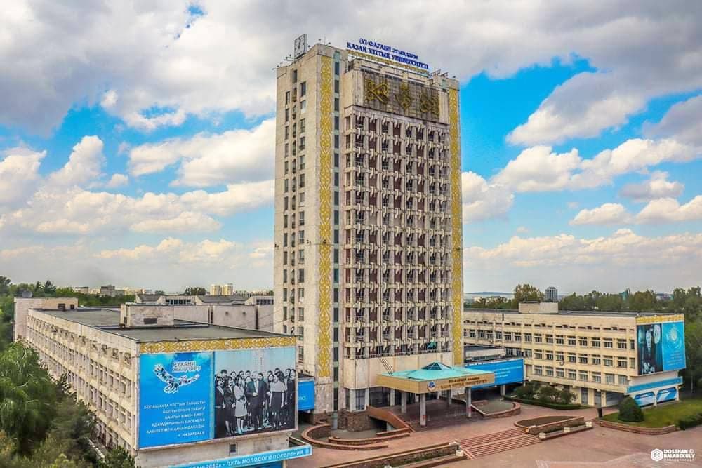 Алматыдағы ұлттық университеттің ректор отыратын ғимаратынан секірген қыз артына хат қалдырып кеткен