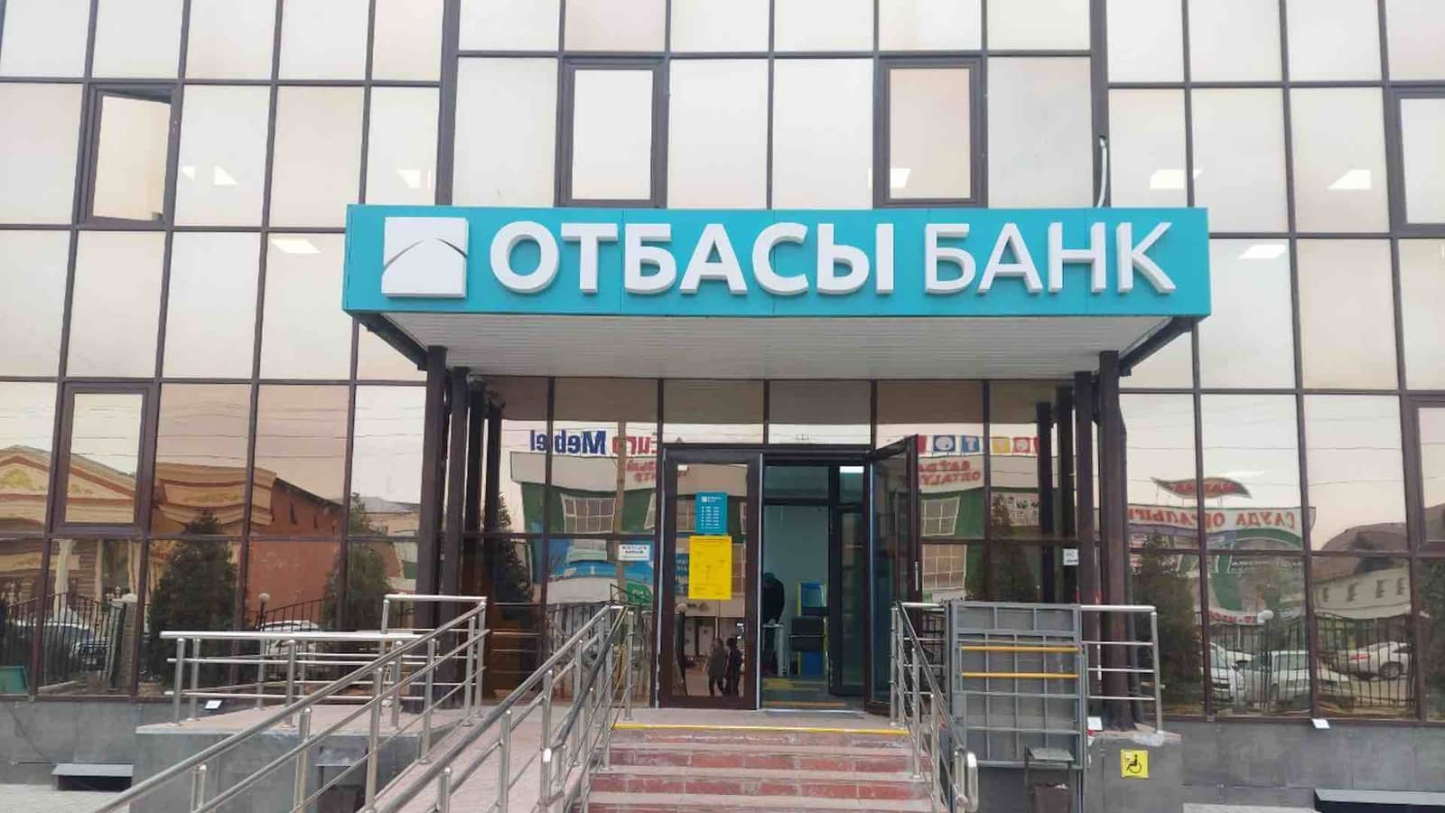 «Басшылардың туған күніне сыйлыққа ақша жинайды»: Отбасы банктің бұрынғы қызметкері банктегі былықтың бетін ашты