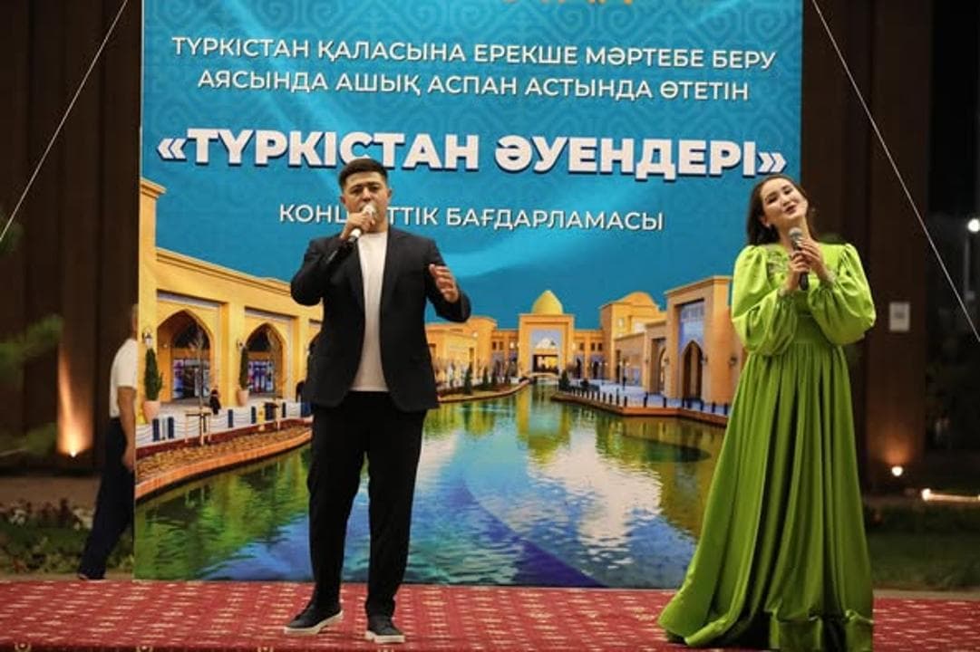 Ашық аспан астында «Түркістан әуендері» атты концерттік кеш өтті