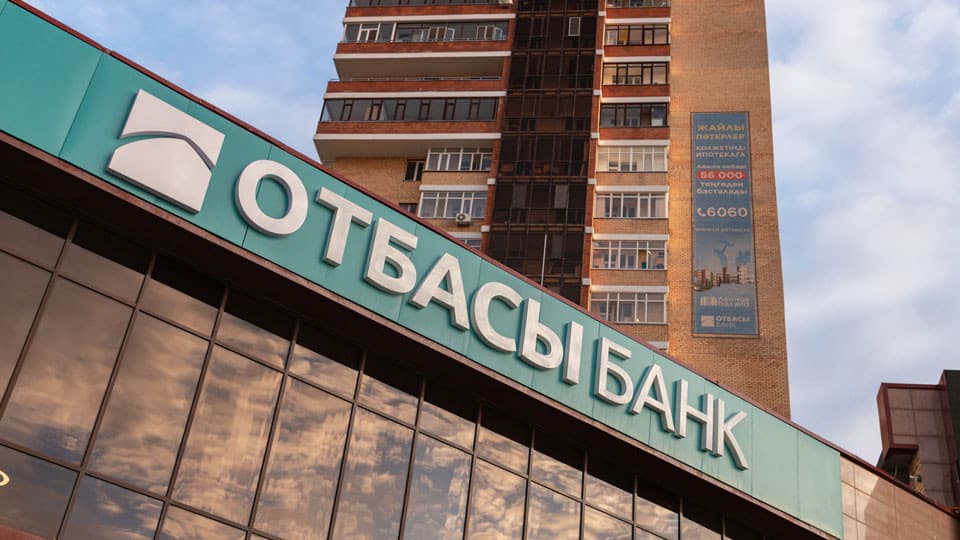 «Шапан сатып алды»: Отбасы банк басшылығы сыйлық жасалғанын растап, шулы іске қатысты түсініктеме берді