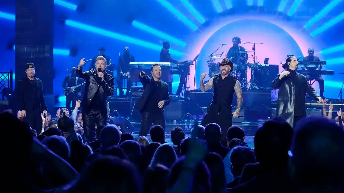 Backstreet Boys сахнадан Алматыны туған күнімен құттықтады (видео)