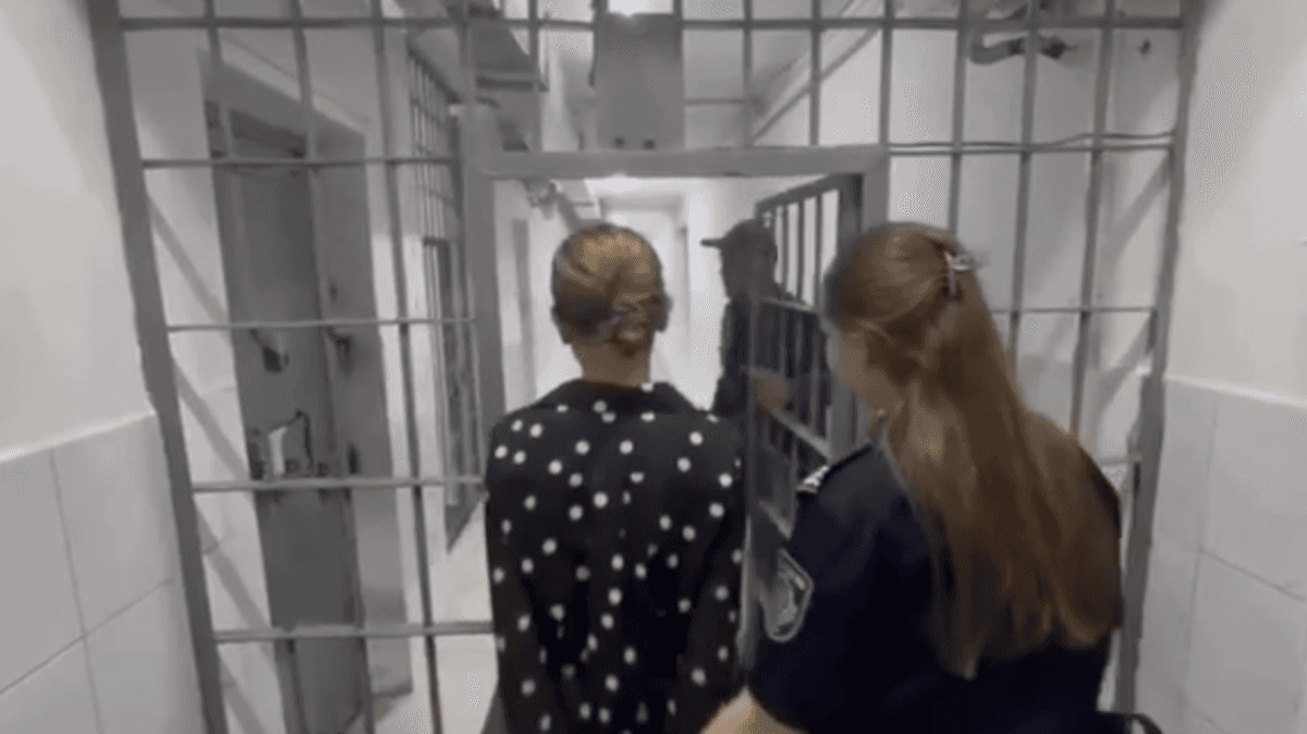 «Аяғын сүйгізген»: Алматы облысында екі әйел 16 жастағы қызды азаптаған