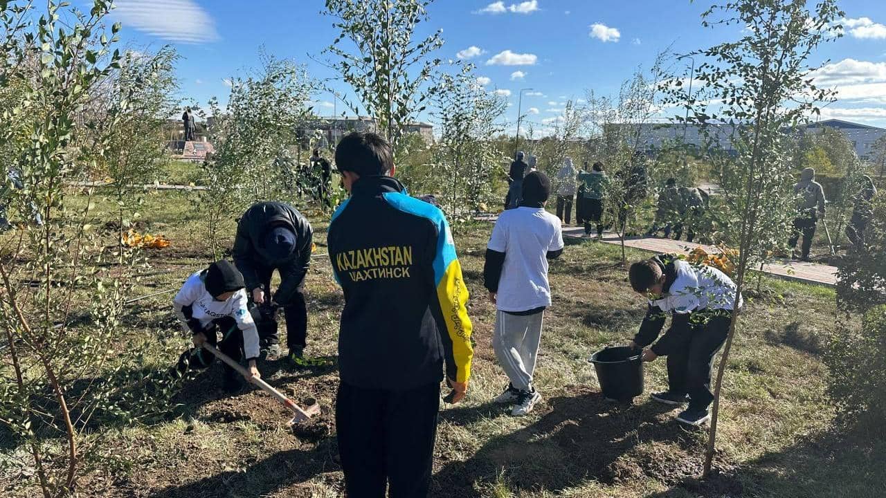 Шахтинскіде «Таза Қазақстан» акциясына қатысқан оқушылар мен еріктілер 200 тал көшетін отырғызды