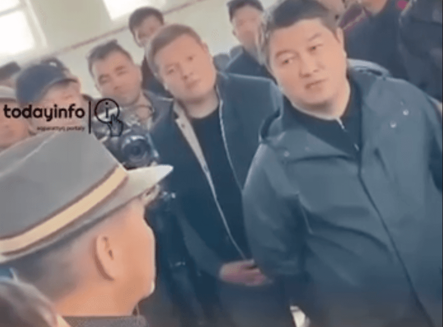 «Ештеңе бітіріп жатқан жоқсыңдар, бәріңдікі құр сөз!»: Маңғыстаулық ақсақал Нұрдәулет Қилыбайды орнына қойды