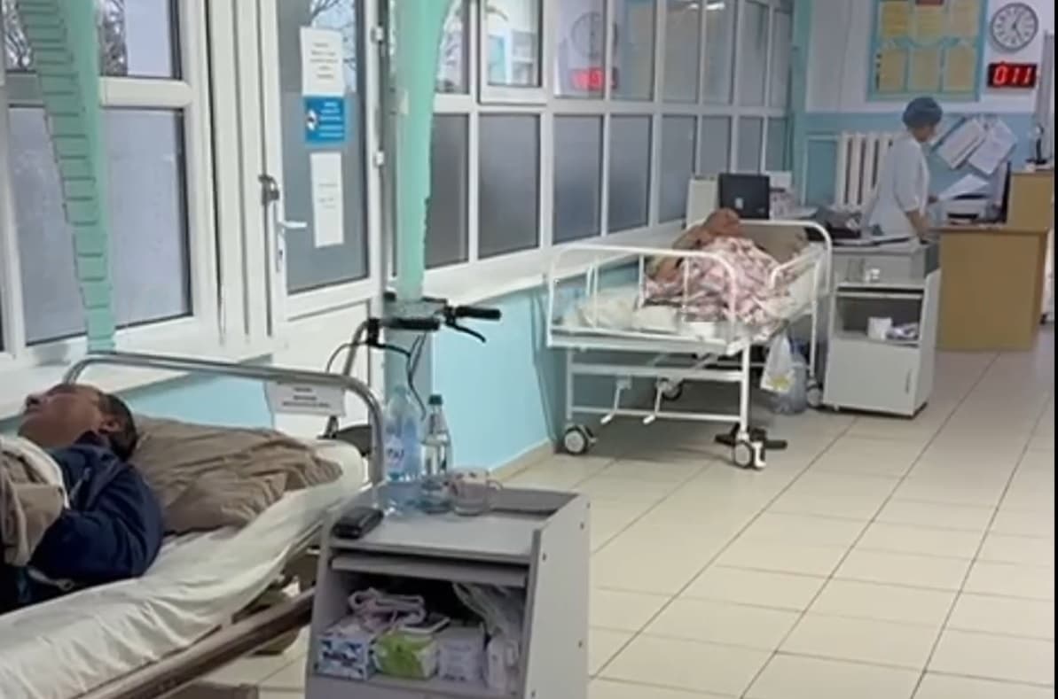 "Дәлізде жатырмыз": Алматы облысы Қарасай ауруханасында жүрек ауруымен түскен науқастарға орын жетіспейді