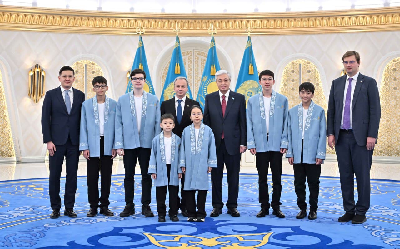 Мемлекет басшысы әлем біріншіліктерінде топ жарған жас шахматшылармен кездесті