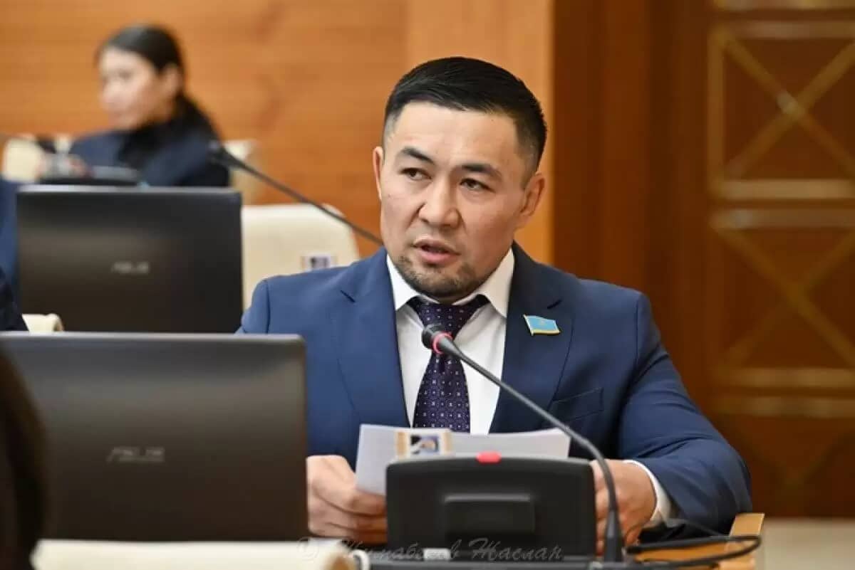 «Үй өртеніп, 12 адамнан айырылып отырғанда не айтып отыр»: Депутат Ардақ Назаров тағы да жұртқа жақпай қалды