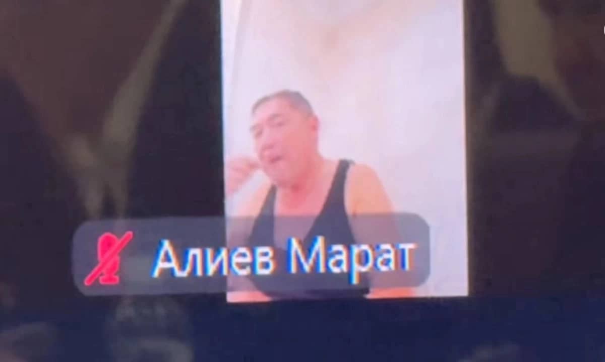 «Тамақты алдына қойып, майкамен отыр: Мәжіліс отырысына онлайн қосылған қатысушы қазақстандықтарды таңғалдырды