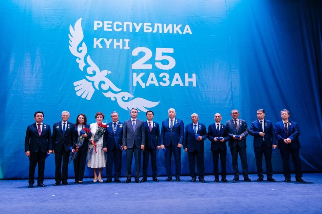 Атырау облысының әкімі Серік Шәпкенов Республика күні қарсаңында мемлекеттік наградалар табыстады