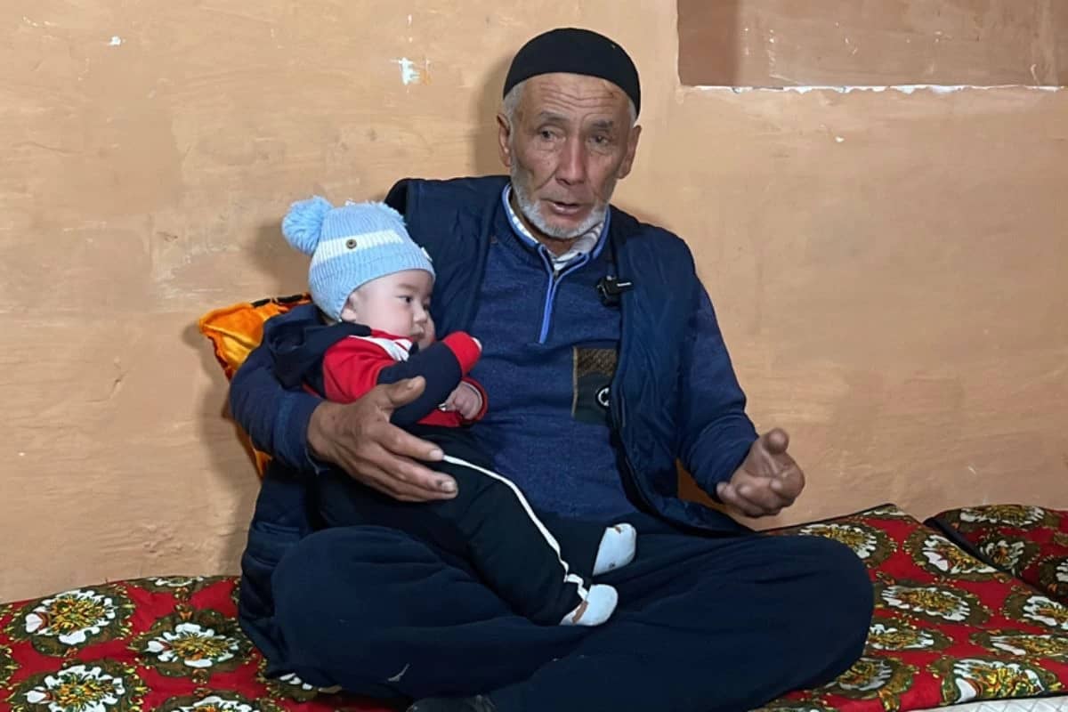 «Жас әйел алған»: 70 жастағы ақсақал жеті қыздан кейін ұлды болды