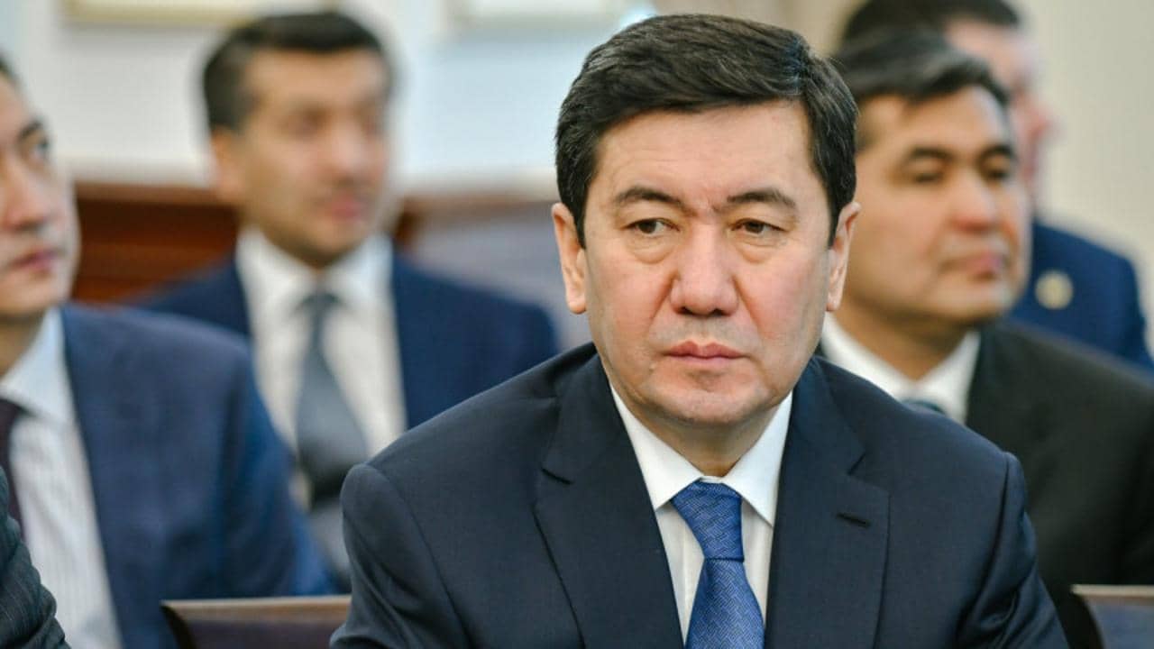 «Әрбір сұраққа күрсінесіз»: Қошанов Мәжіліске дайындықсыз келген вице-министрге шүйлікті