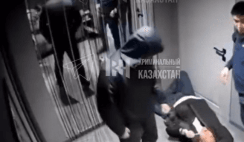 Атырауда сақалдылар бір жігітті жабылып жұдырықтаған