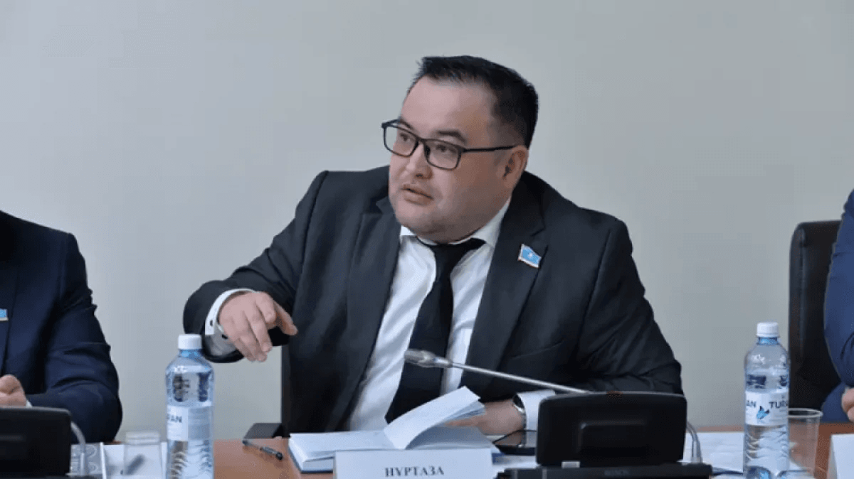 «Ей, аузыңа ие бол»: Мәжілістің дөрекі депутаты Самат Нұртаза дауға қалды