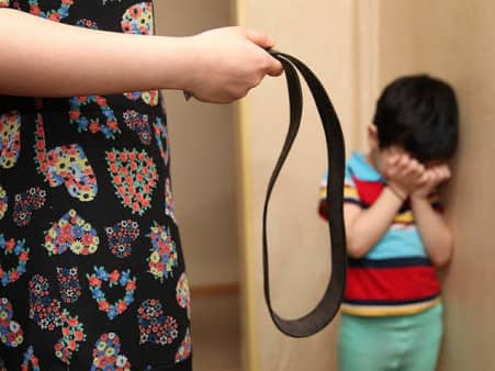 Жамбыл облысында әйел өз баласын аяусыз ұрғанын видеоға түсіріп, бұрынғы күйеуіне жіберген