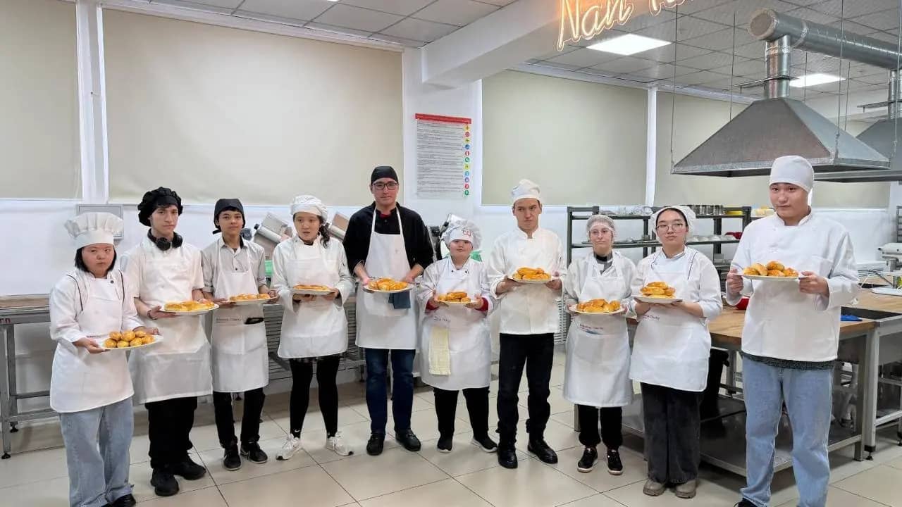 Іс жүзіндегі инклюзия: Қарағанды облысында ерекше білім беру қажеттіліктері бар жасөспірімдер кондитер мамандығын меңгеруде