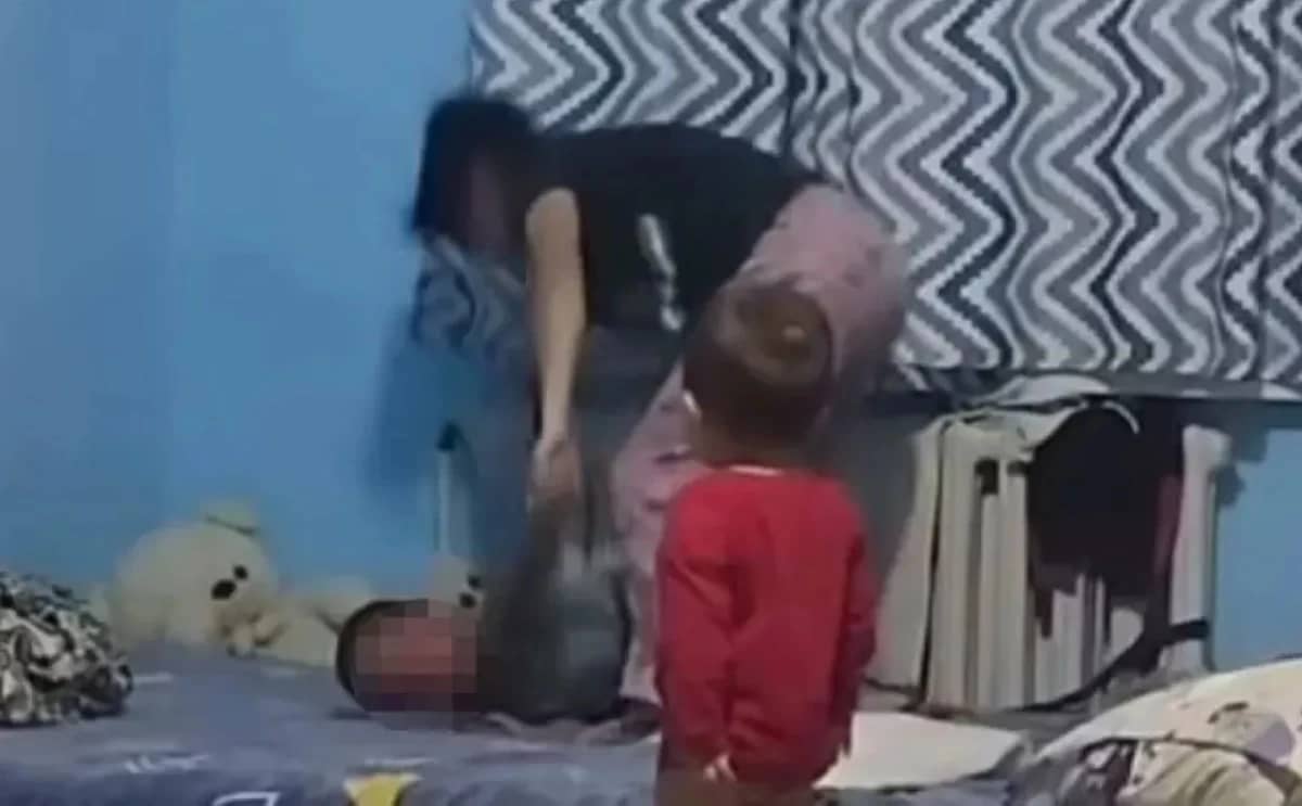 Жетісуда 4 жасар баласын аяусыз ұрған әйелді сот психикалық ауытқуы бар деп таныды