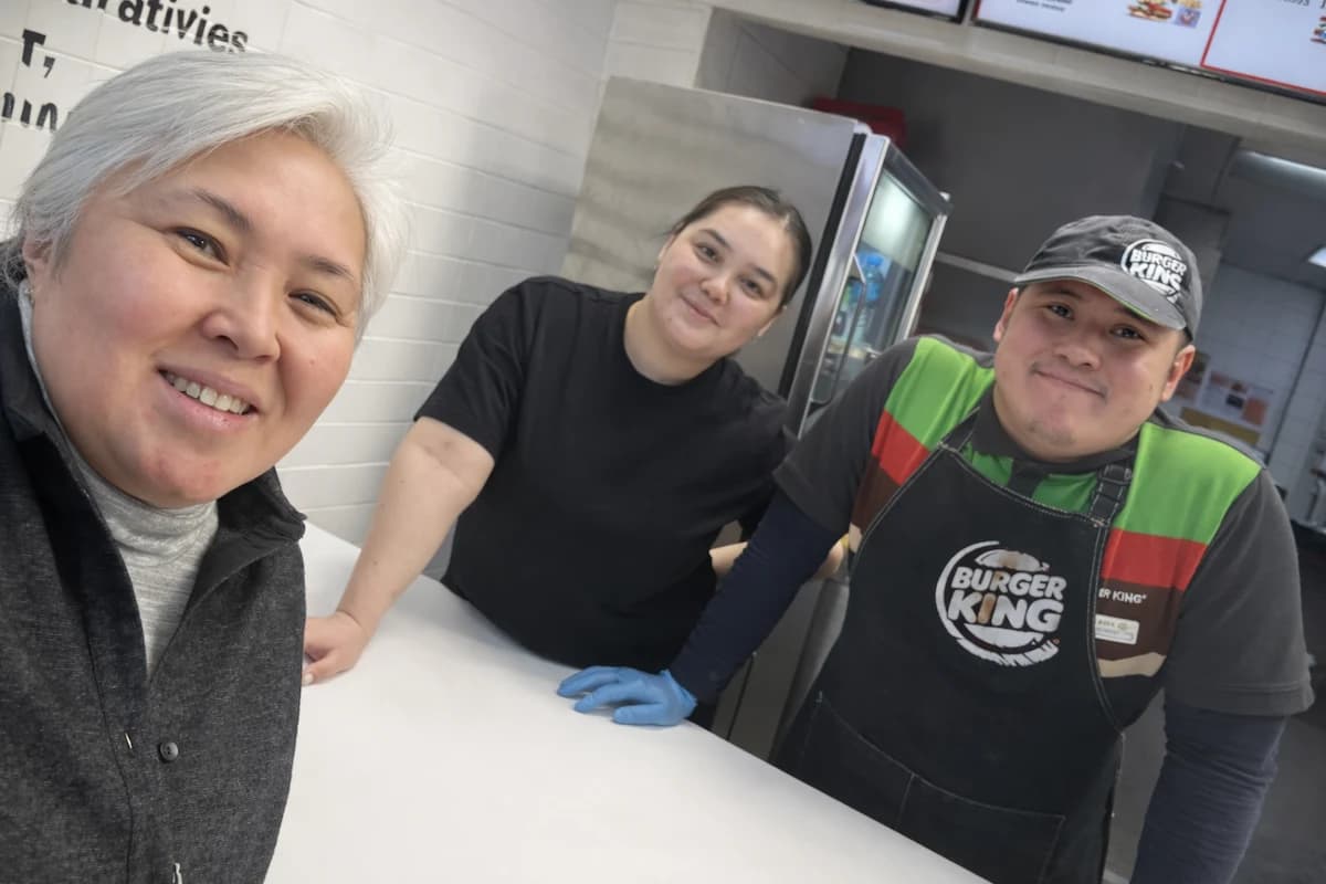 «Не істей аласың?»: Burger King басшылығы аутизмге шалдыққан Әлібектің ата-анасымен жанжалдасқан
