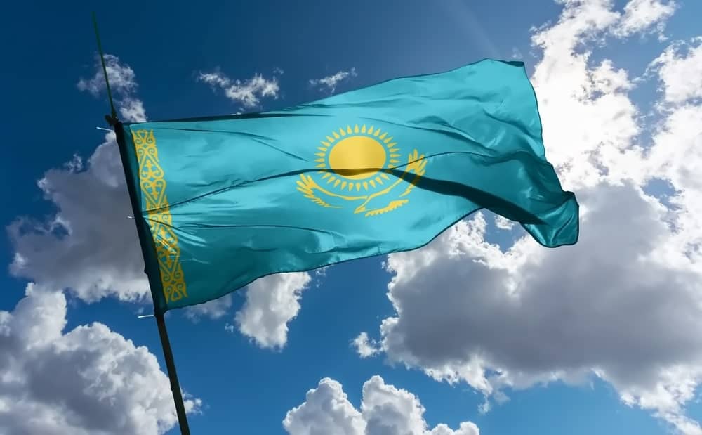 Көк туды желбіреткен спортшылар мен әншілер жаппай референдумды қолдауға шақырды