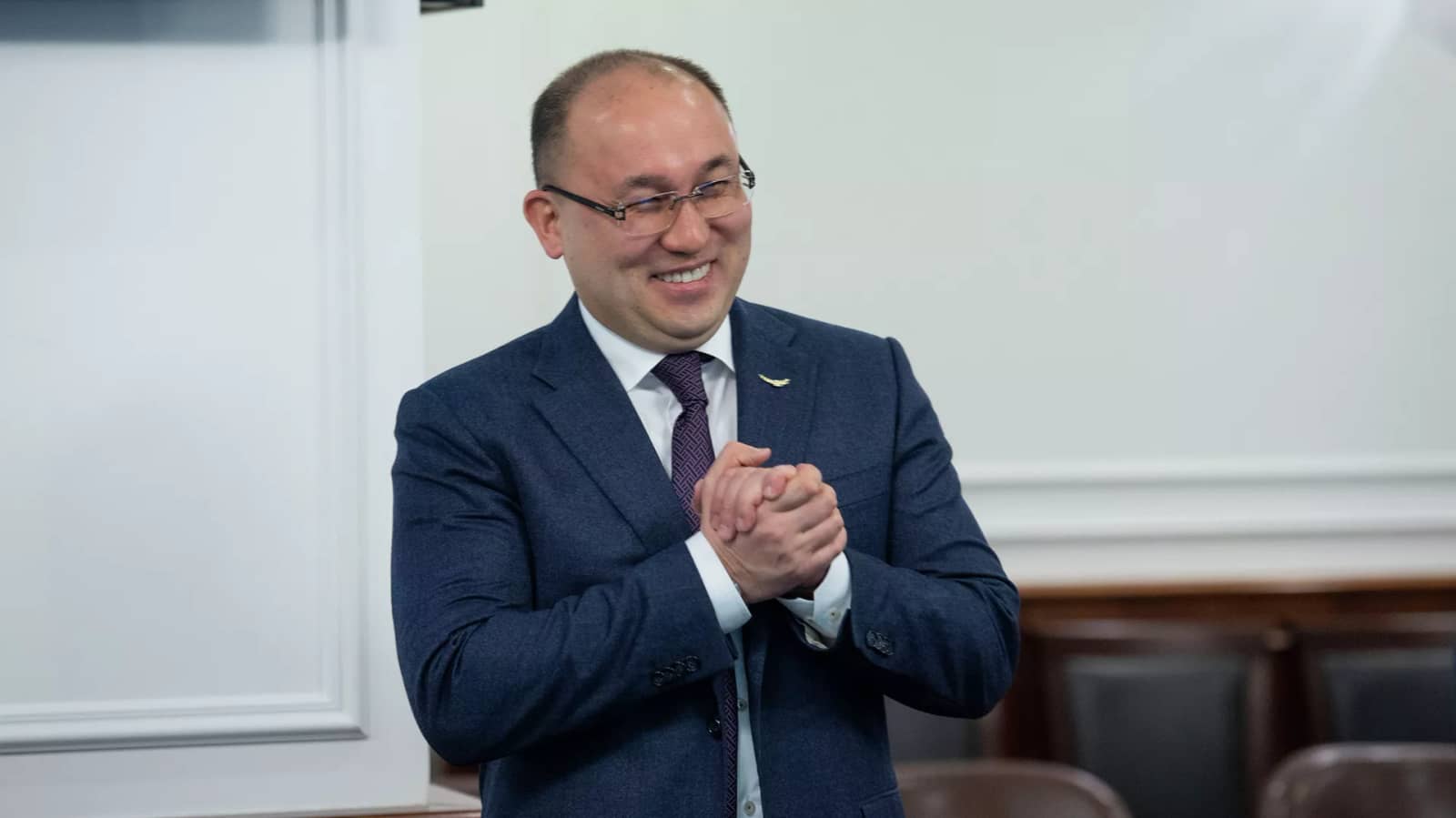 «Қазақстанда орыс тілінің жоғары мәртебесі сақталады»: Дәурен Абаев референдумда жұмыс істеген ресейліктерге алғыс айтты