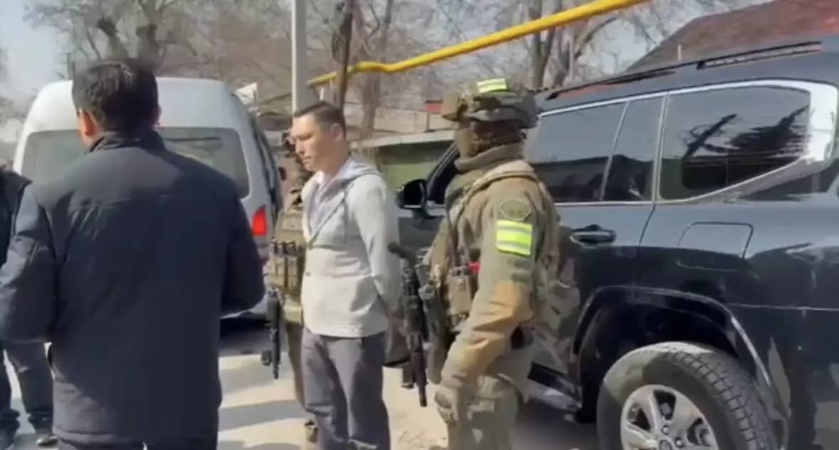 Ағаш кесу, ақша жымқыру: Белгілі белсенді Санжар Боқаев Алматыда ұсталды
