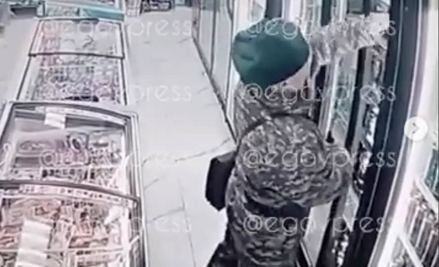 «Айлығын көбейтіңдер»: Алматыда сарбаздың дүкеннен сыра ұрлаған сәті камераға түсіп қалды