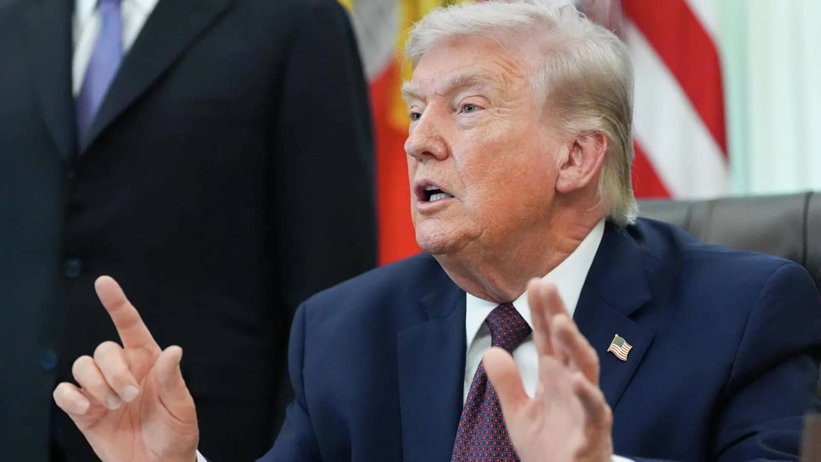 Трамп Ирандағы электр станциялары мен көпірлерге қайтадан соққы жасалатынын айтты