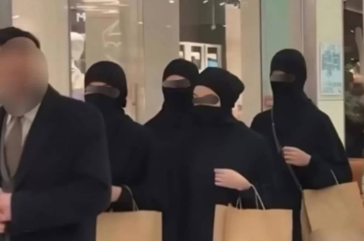 Алматыда никаб киген бірнеше әйелді ертіп жүрген ер адамның видеосы желіде қызу талқыға түсті